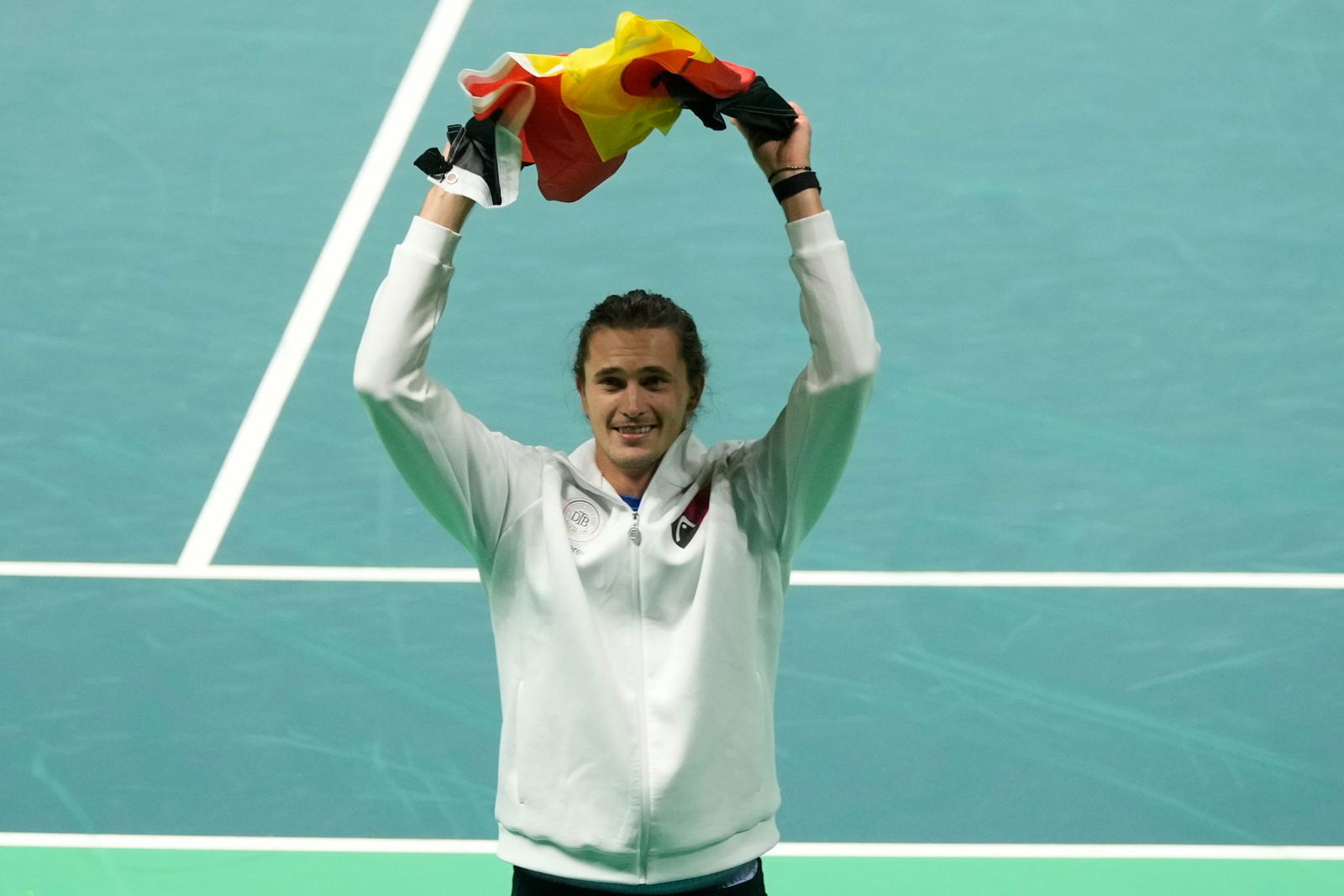 Zverev jubelte mit Deutschland-Fahne über den Viertelfinalsieg gegen Argentinien.