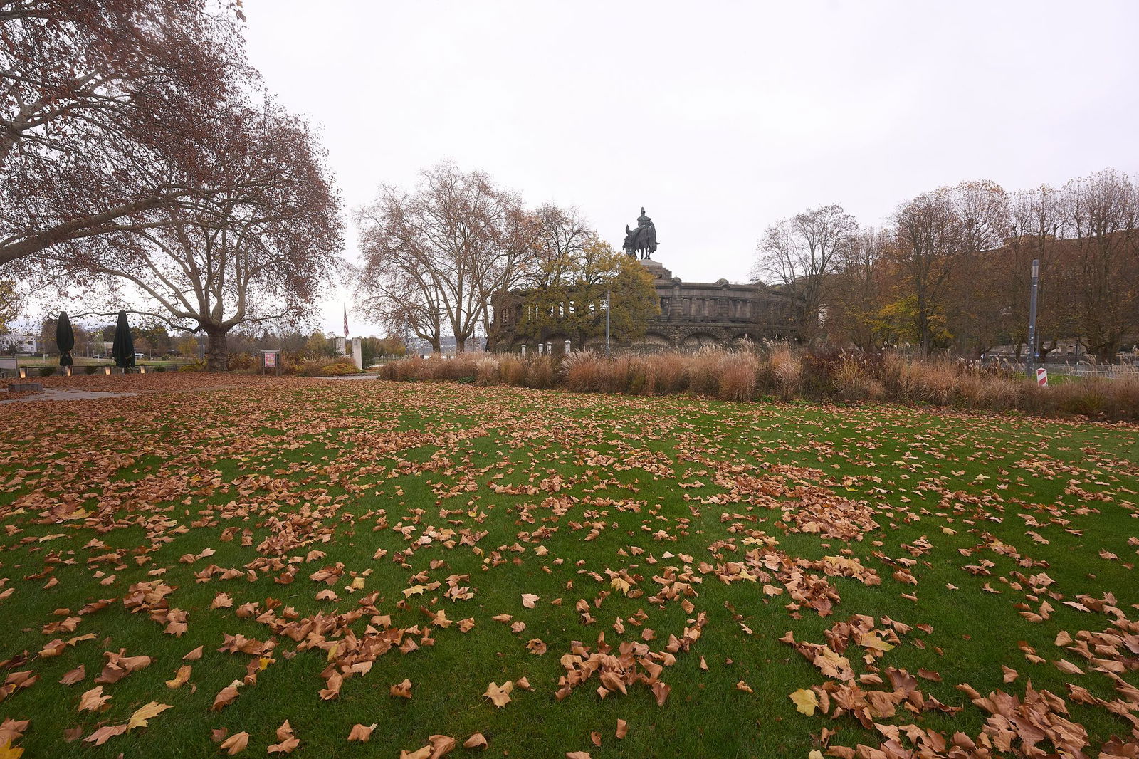 In den nächsten Tagen bleibt der Himmel grau und bedeckt (Symbolbild).
