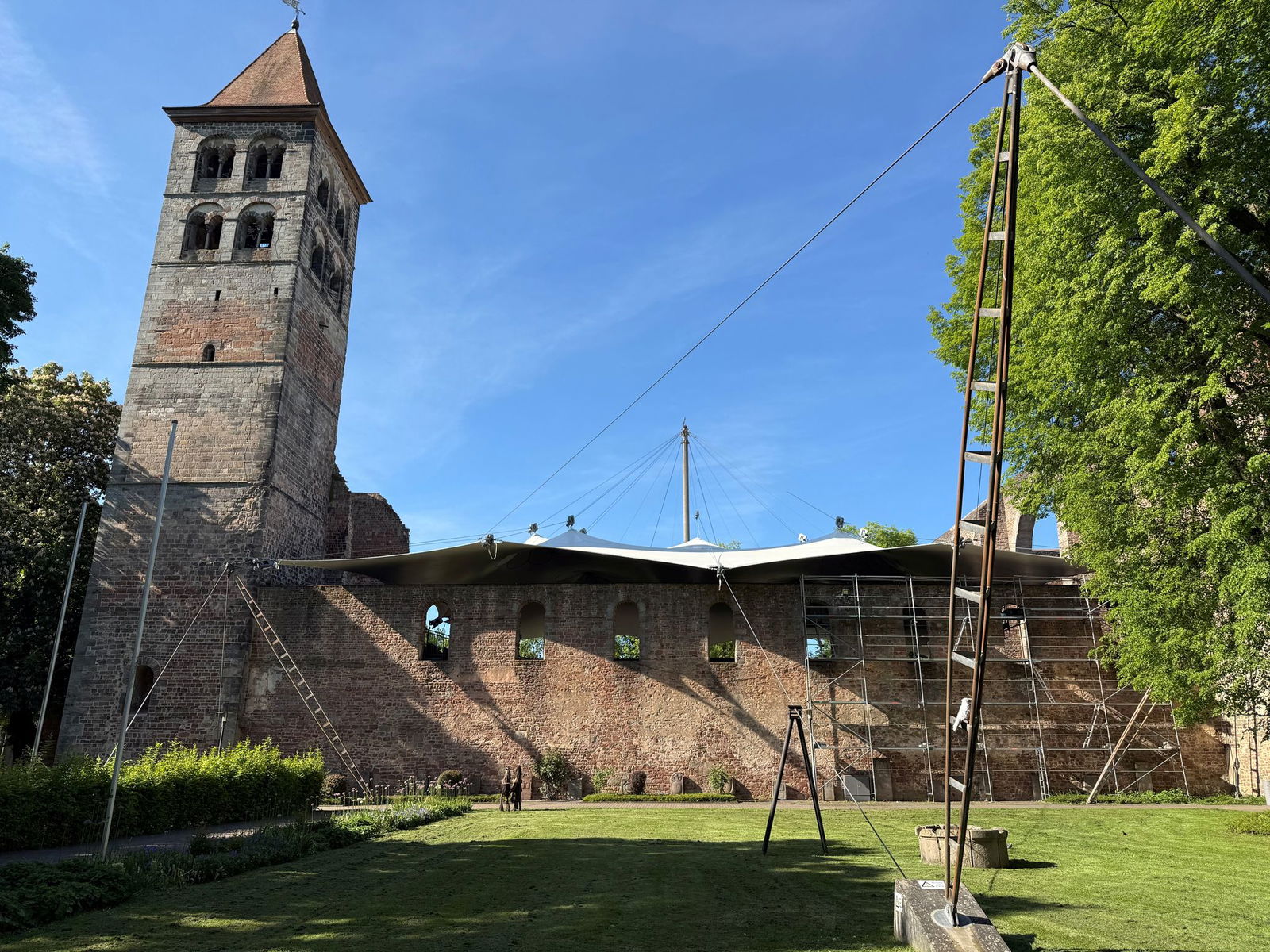 Als Aufführungsort der Bad Hersfelder Festspiele trägt die Ruine zur einzigartigen Atmosphäre der Festspiele in der osthessischen Kreisstadt bei. Ein Teil der Ruine ist mit einem weißen Zeltdach vor Regen geschützt, dort sitzt das Publikum. Die Bühne jed…