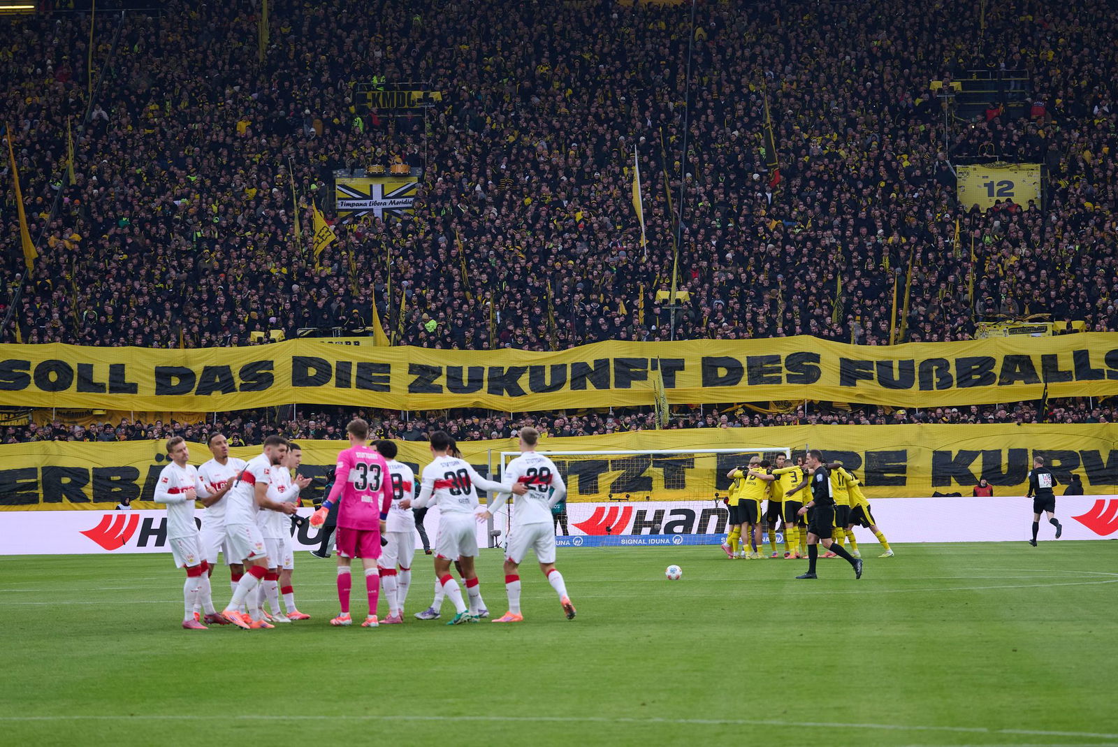 Auch in Dortmund protestierten die Fans: «Soll das die Zukunft des Fußballs sein?» stand auf einem Banner.