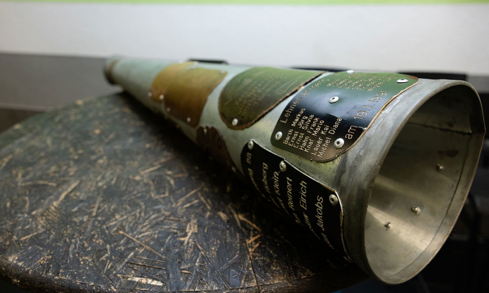 Beim Ausrufen hilft ein zweiter junger Erwachsener beim Halten (Archivbild)