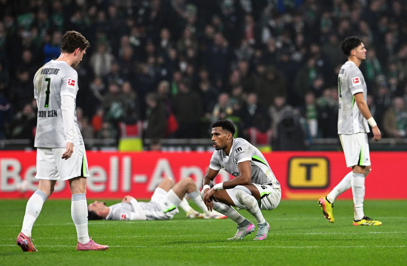 Von späten Gegentoren geschockt: Wolfsburg verliert auch in Bremen.