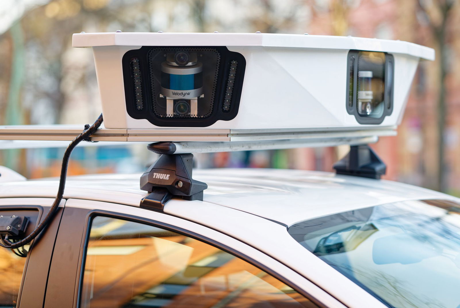 Auf dem Dach des Autos sind Kameras montiert.