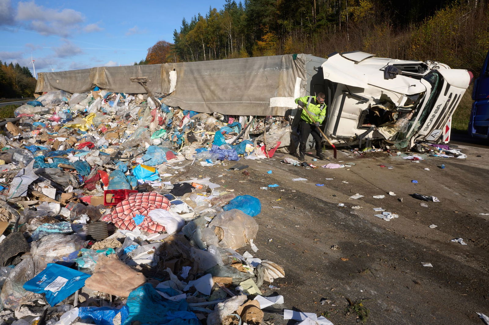Abfall und Kraftstoff verteilten sich bei dem Unfall quer über die Fahrbahn.