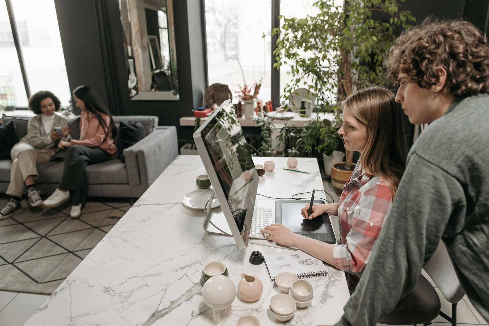 bei der arbeit über die schulter schauen