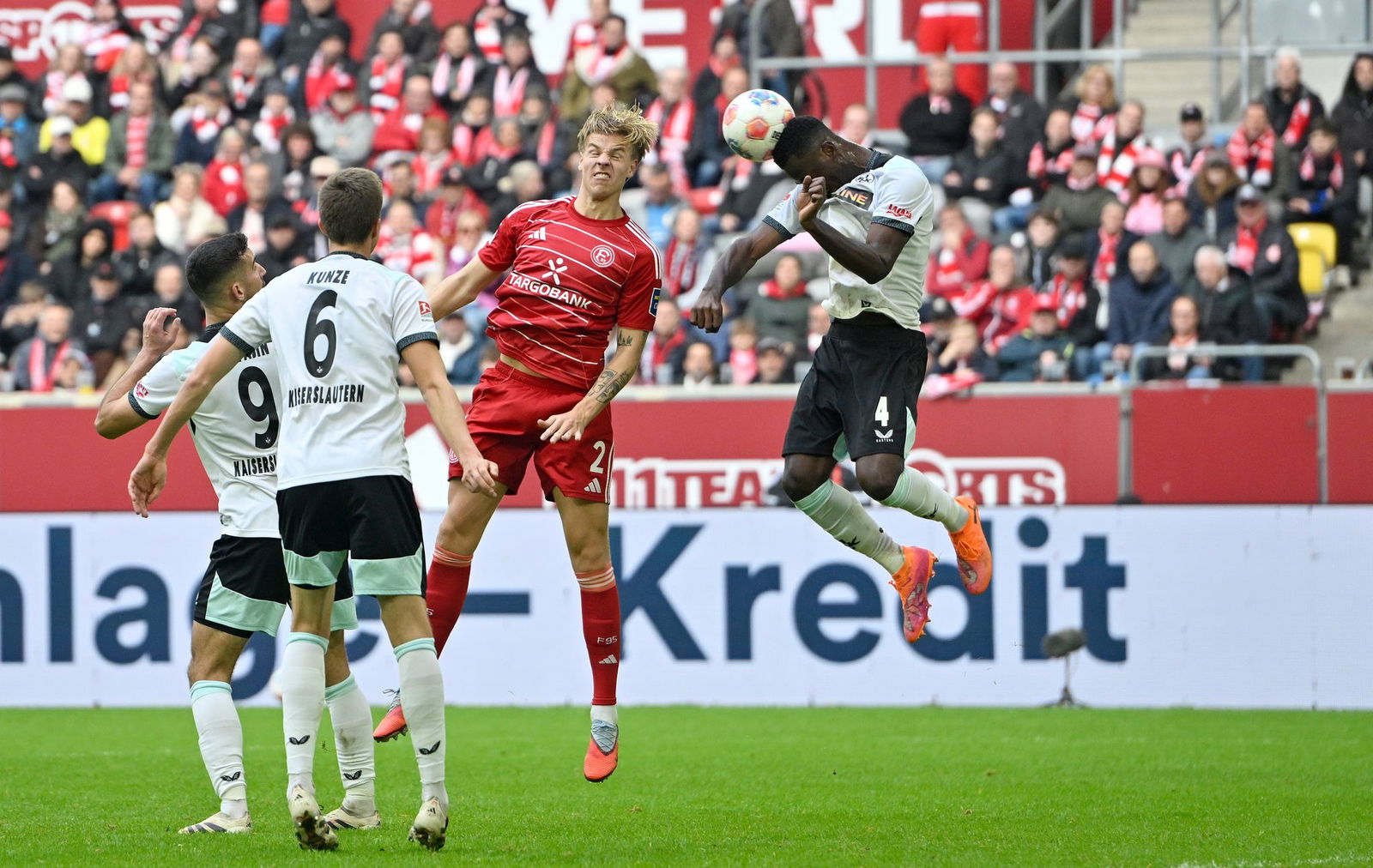 Lauterns Maxwell Gyamfi (re.) beim Kopfballversuch gegen die Fortuna  