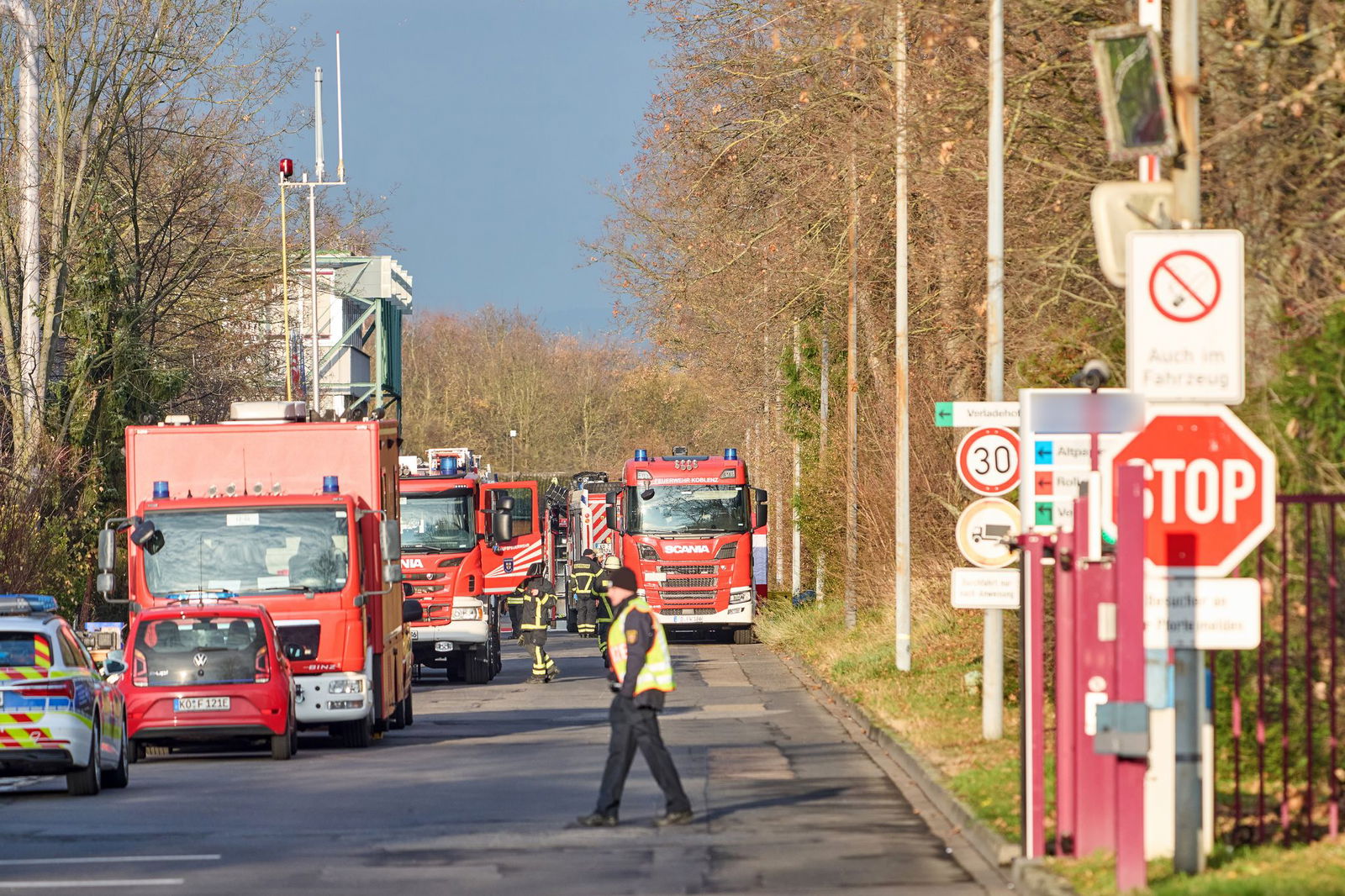 Rund 80 Rettungskräfte waren bei einem Chemieunfall im Koblenzer Industriegebiet im Einsatz.