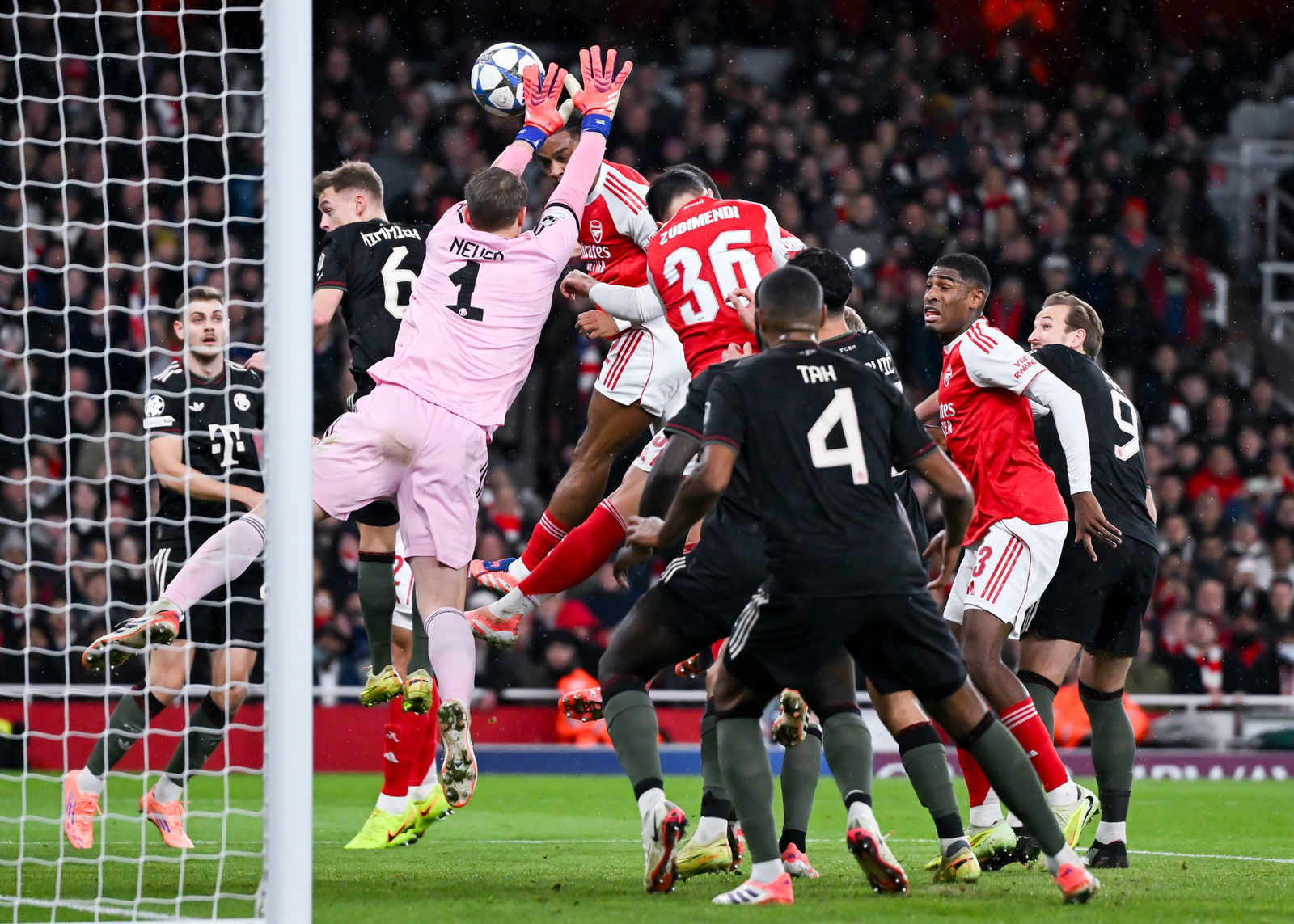 Manuel Neuer (l) sah bei zwei Gegentreffern gegen Arsenal nicht gut aus.