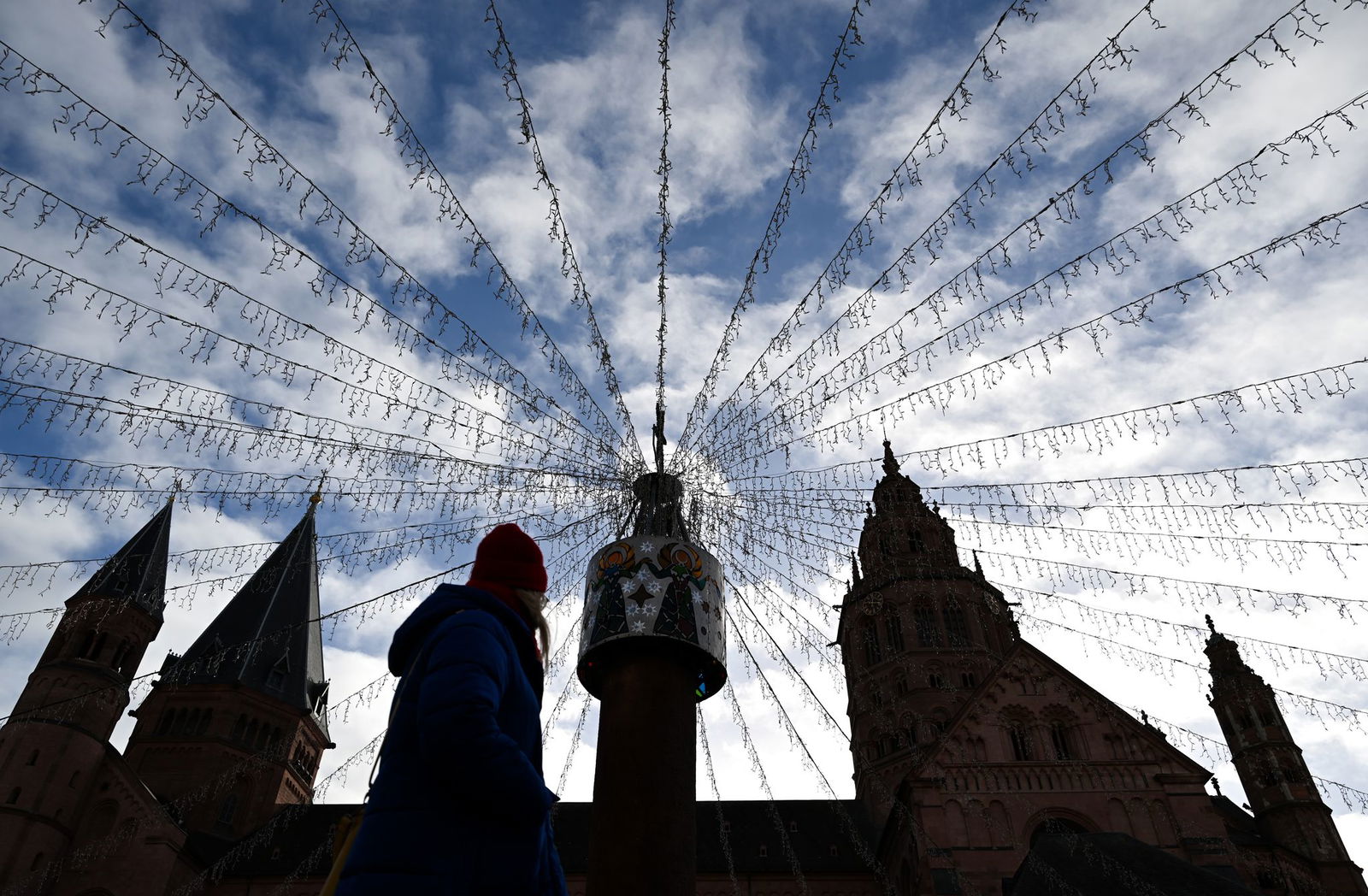 Ein LED-Lichterhimmel vor dem Dom gehört zu den Charakteristika des Mainzer Weihnachtsmarkts. 