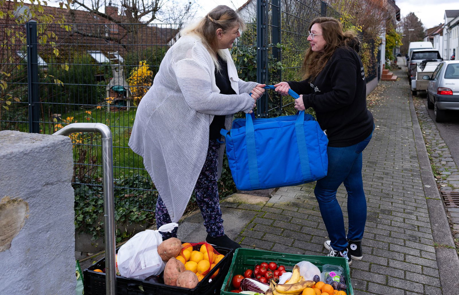 Die Helfer bringen die Lebensmittel nach Hause.