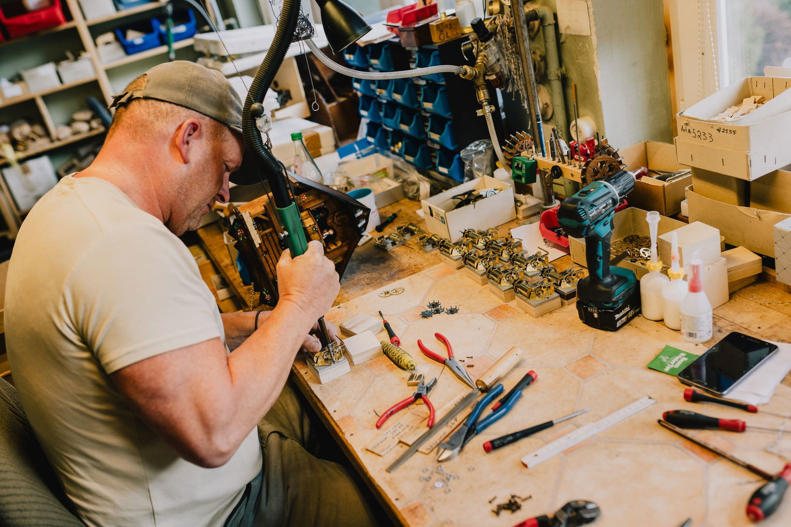 Eine Kuckucksuhr ist mit viel Handarbeit verbunden. 