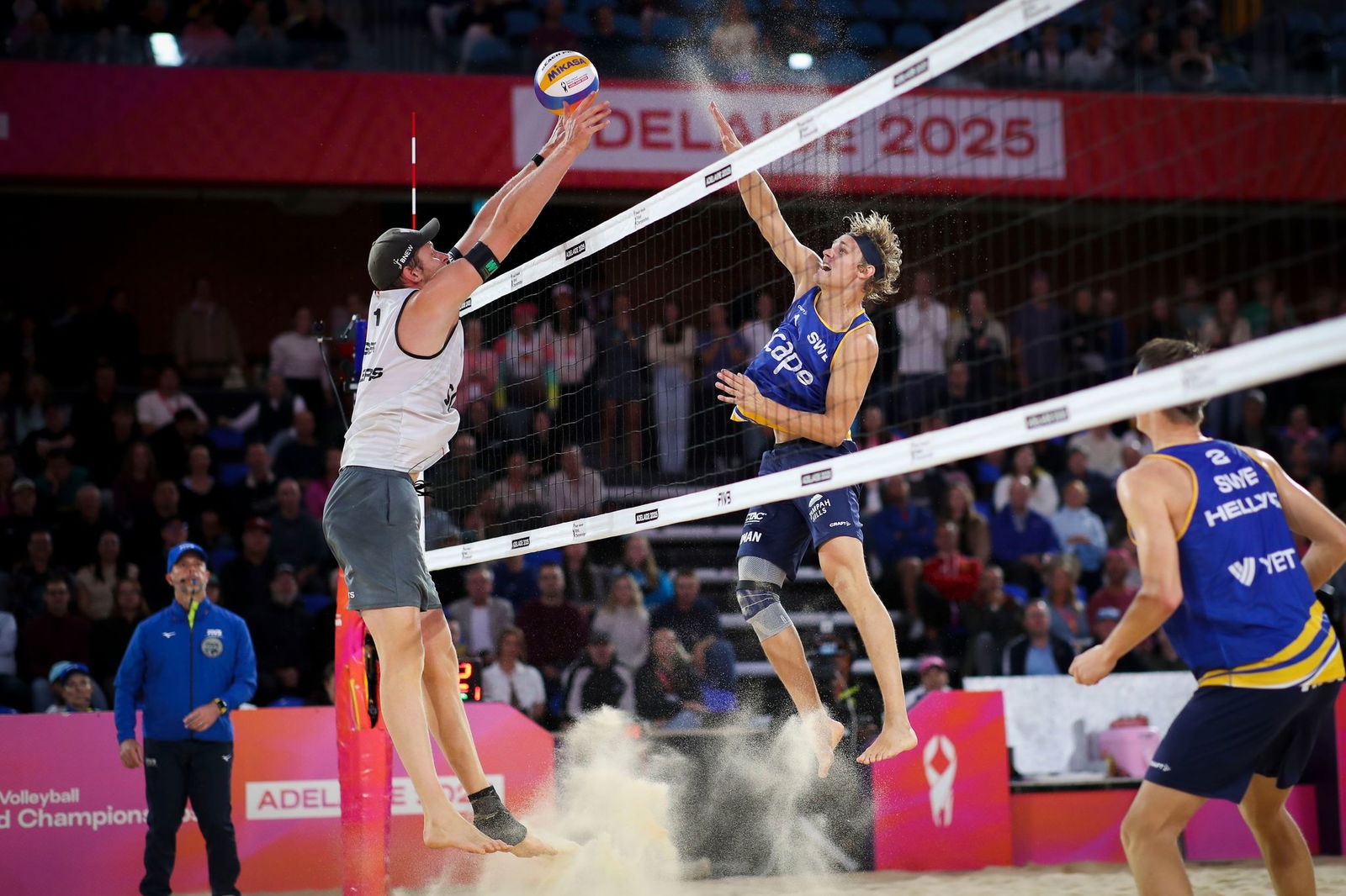 Der Schwede David Ahman (M) schlägt im WM-Halbfinale gegen Nils Ehlers.
