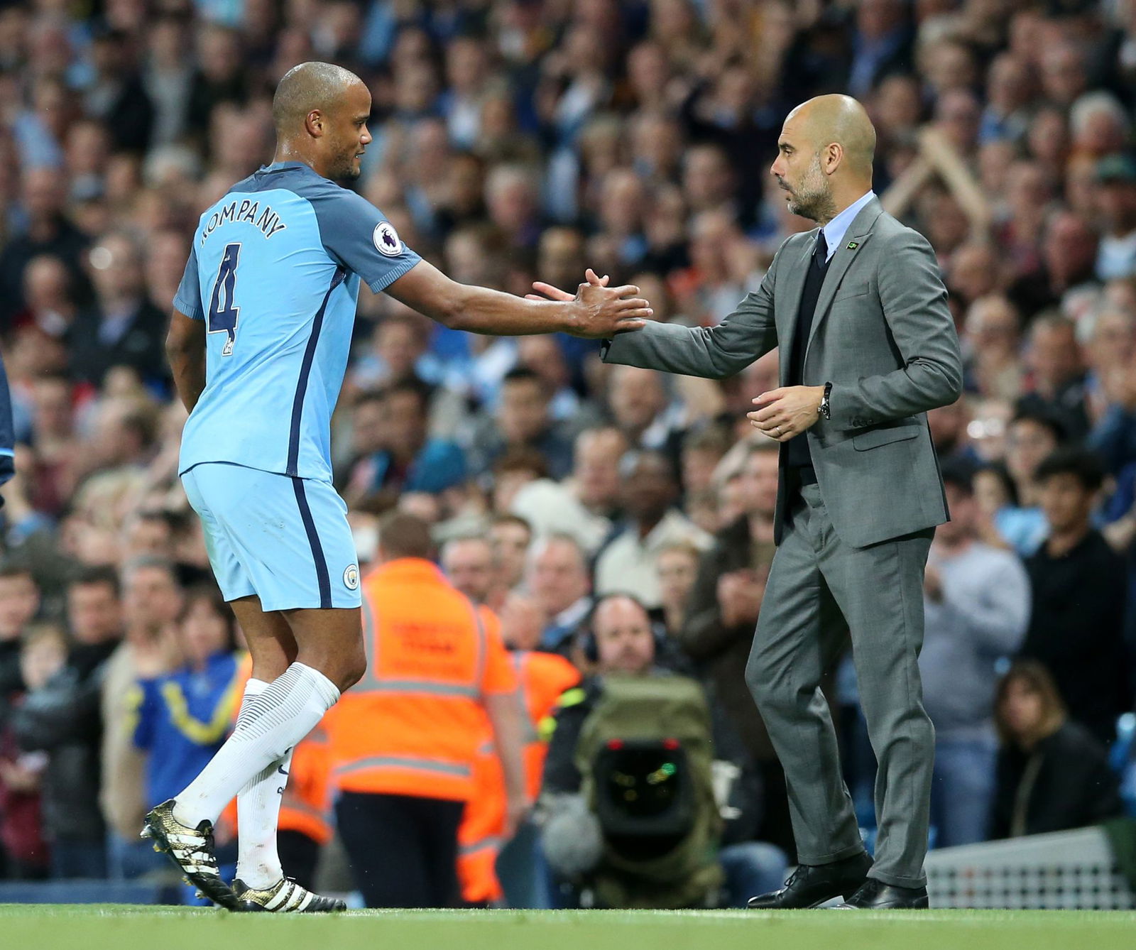 Vincent Kompany (l) und Pep Guardiola verbindet eine besondere Beziehung. (Archivbild)