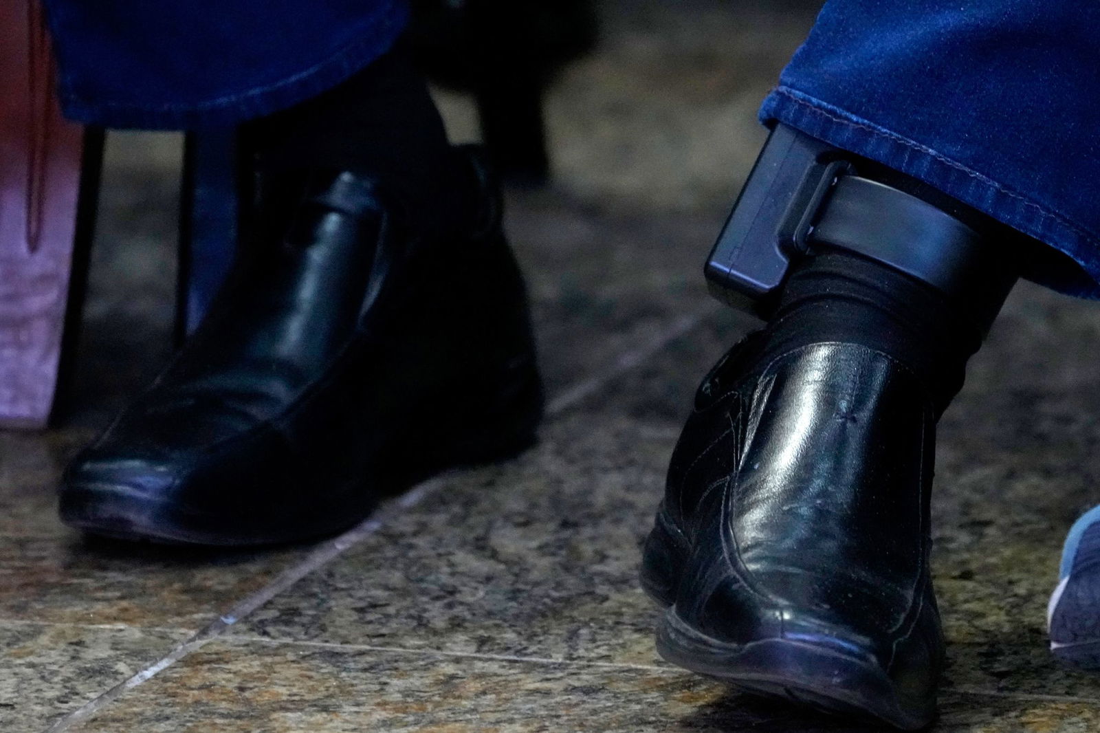 Die elektronische Fußfessel an Bolsonaros linkem Knöchel sorgt für Diskussionsstoff. (Archivbild)