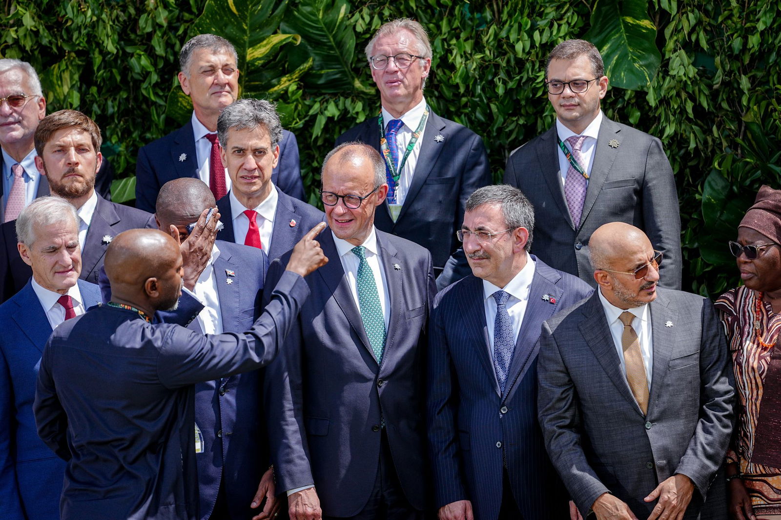 Merz stellt sich zum Familienfoto auf der COP30 auf.