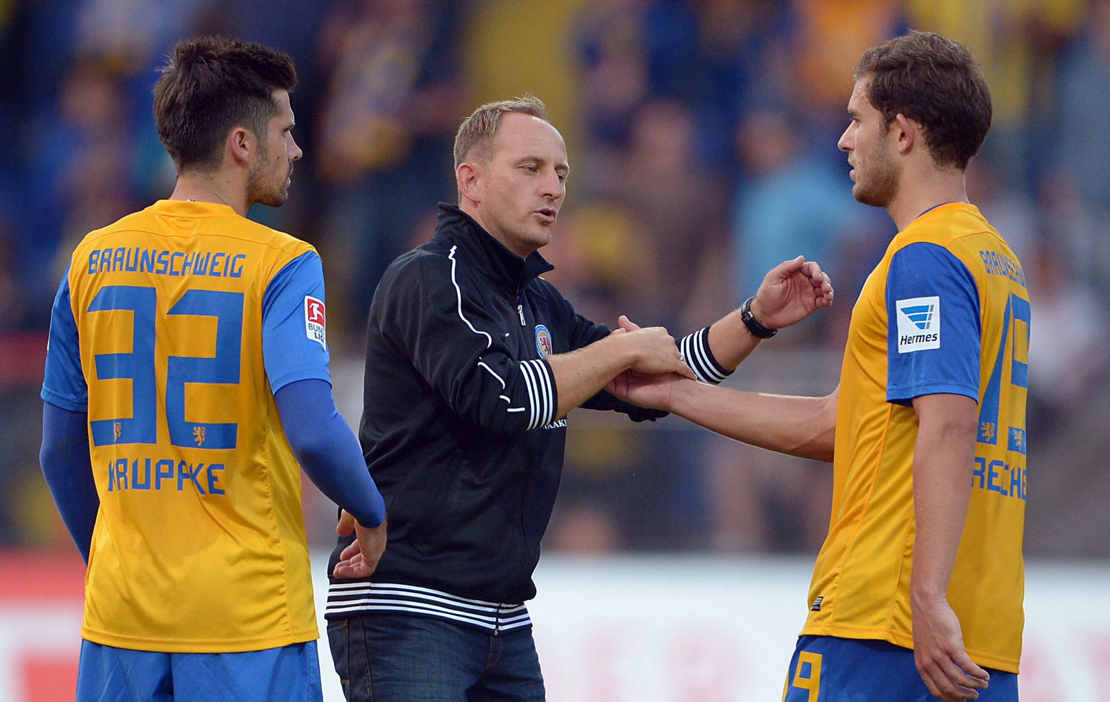 Wiedersehen in Braunschweig: Ex-Coach Torsten Lieberknecht (M) trainiert jetzt den nächsten Gegner 1. FC Kaiserslautern. Dennis Kruppke (l) und Ken Reichel (r) sind jetzt Sportkoordinator und Vizepräsident in Braunschweig.