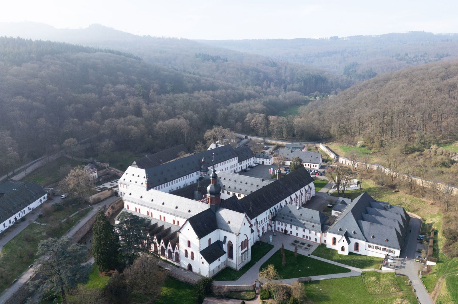Im Kloster Eberbach im Rheingau wollen die für Weinbau zuständigen Minister aus den Bundesländern zusammenkommen. (Archivbild) 