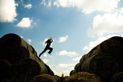 Person spring über Hausbälle