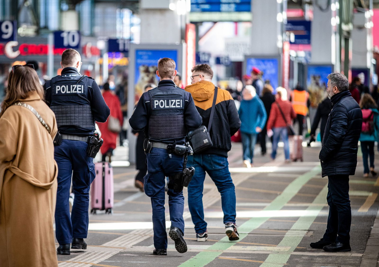 Am Stuttgarter Hauptbahnhof werden am Wochenende mehr Polizisten im Einsatz sein als sonst. (Archivbild)