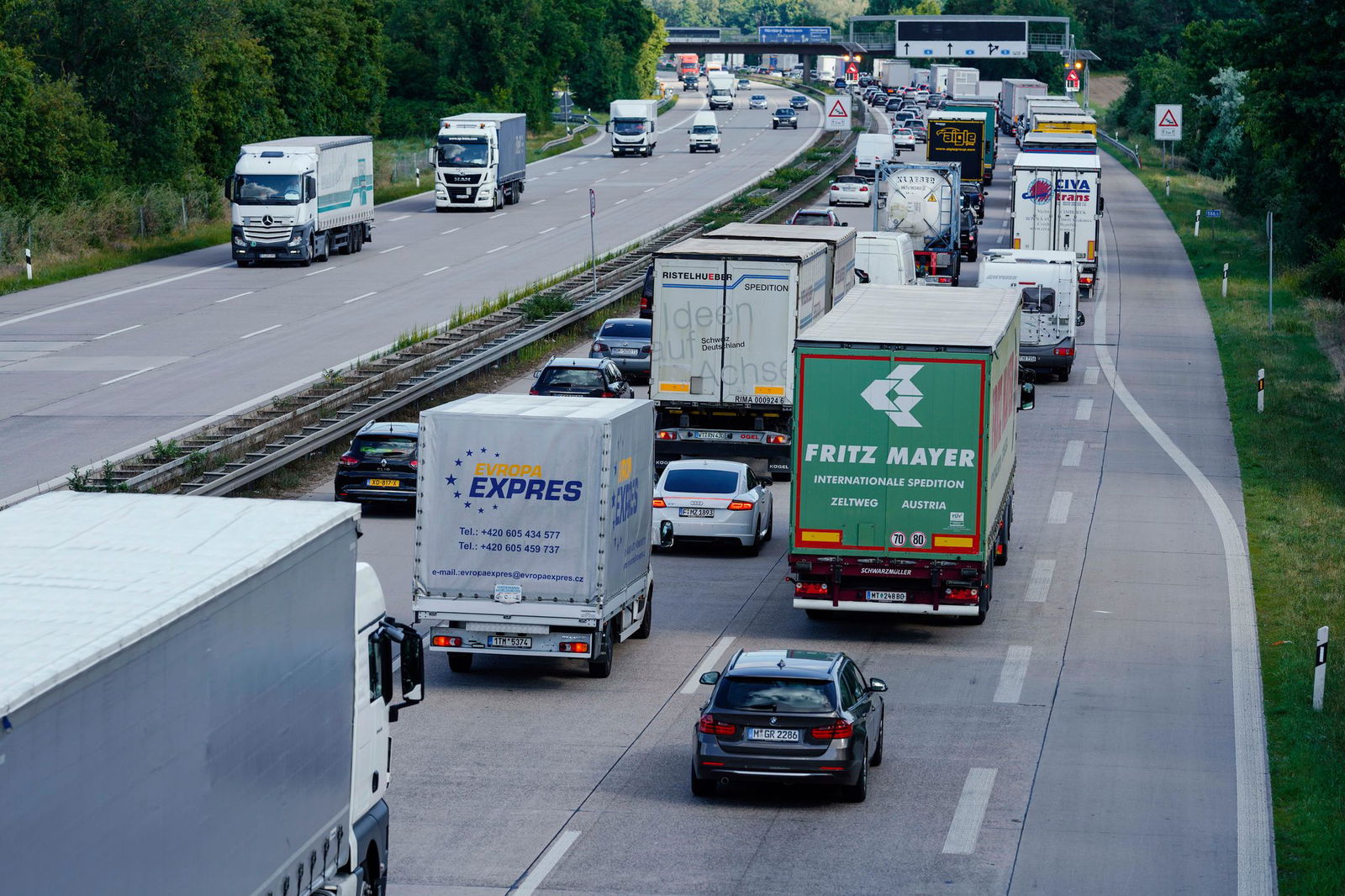 Am Sonntag ist die Autobahn 6 bei Mannheim zeitweise voll gesperrt. (Archivbild)