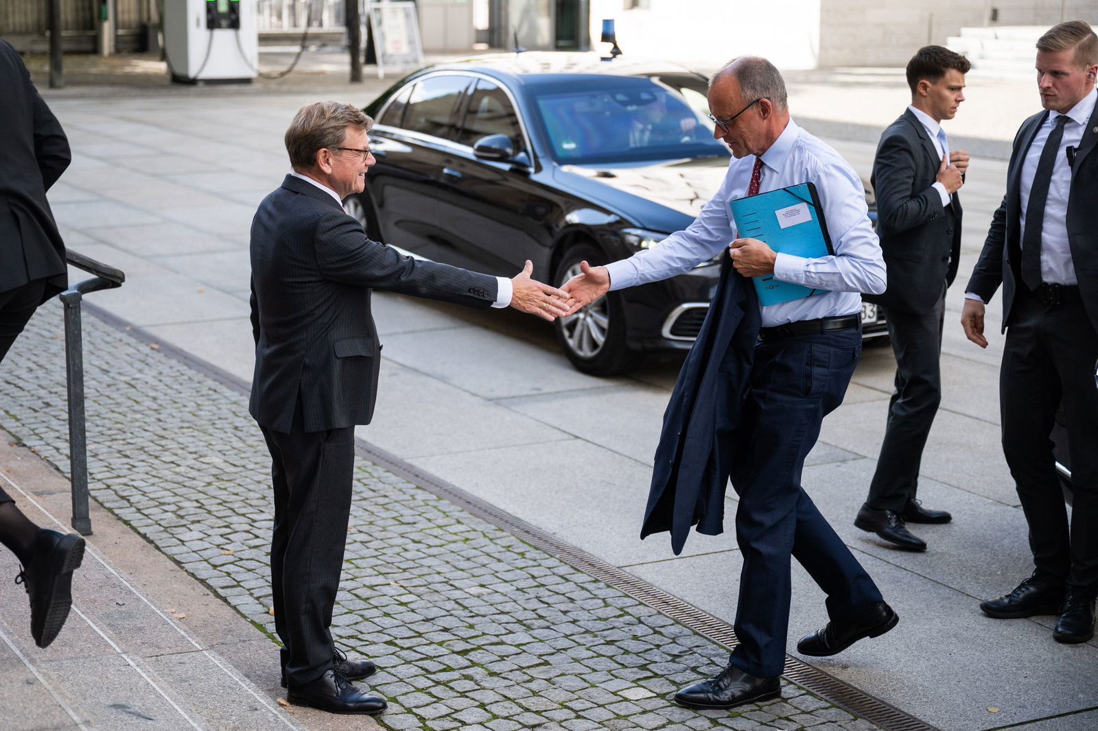 «Du mit Deinem starken Kompass» - bei der Botschafterkonferenz im Auswärtigen Amt lobt Kanzler Friedrich Merz Außenminister Johann Wadephul (beide CDU) in den höchsten Tönen.