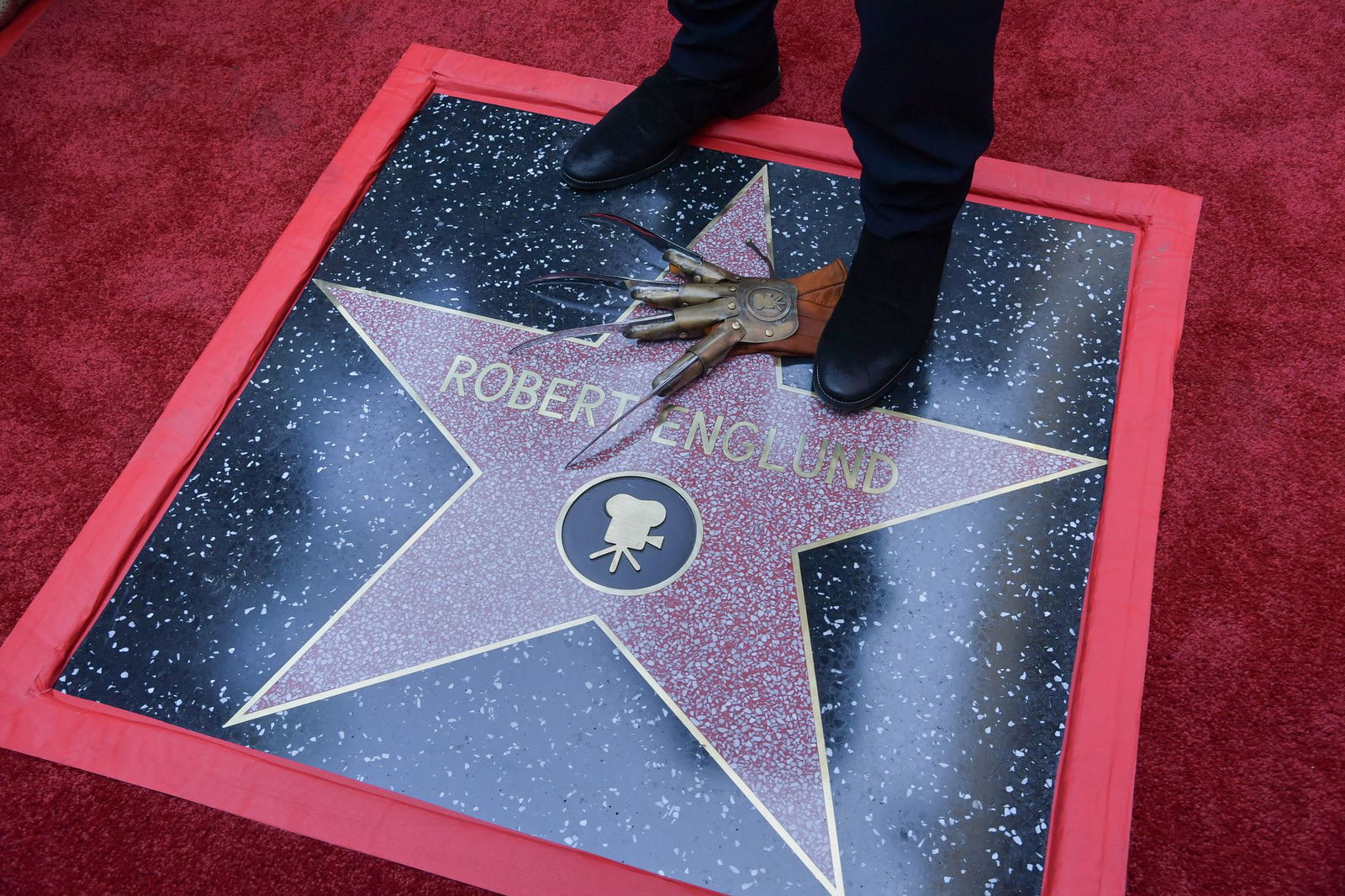 Die gefürchtete Krallenhand von «Freddy Krueger» war bei der Zeremonie dabei. 