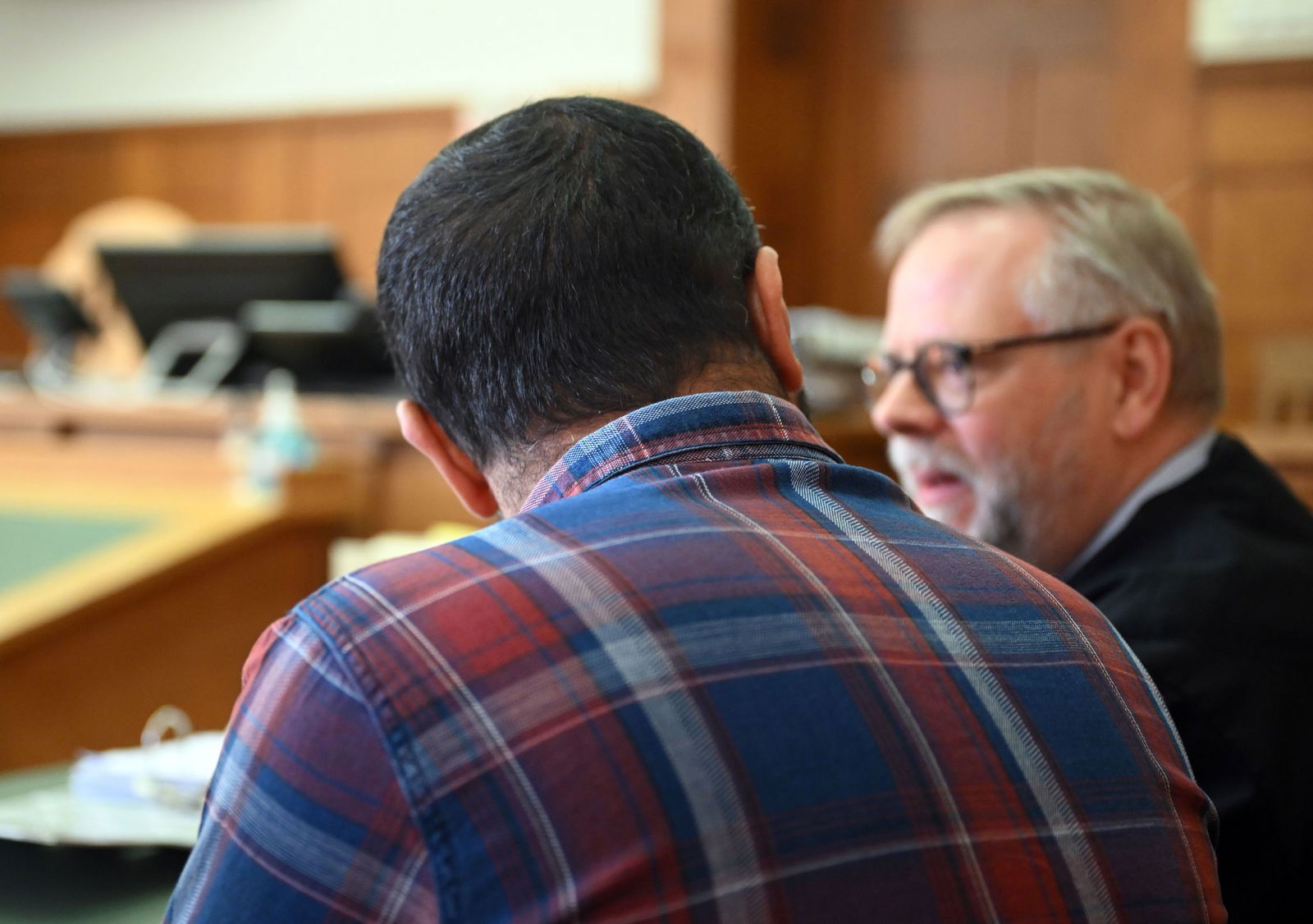 Angeklagter räumt Fehler ein.