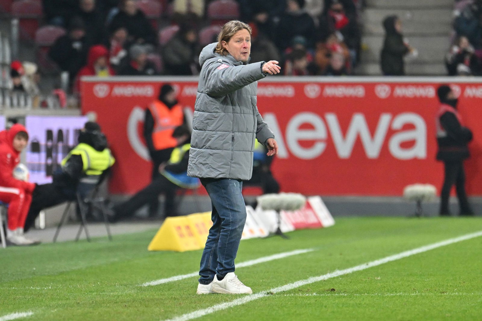Für den FSV Mainz 05 mit Trainer Bo Henriksen geht es in der Conference League nach Rumänien. (Archivfoto)