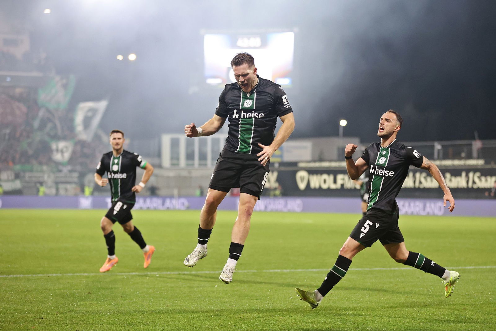 Hannover 96 jubelt über den Ausgleich in Elversberg. 