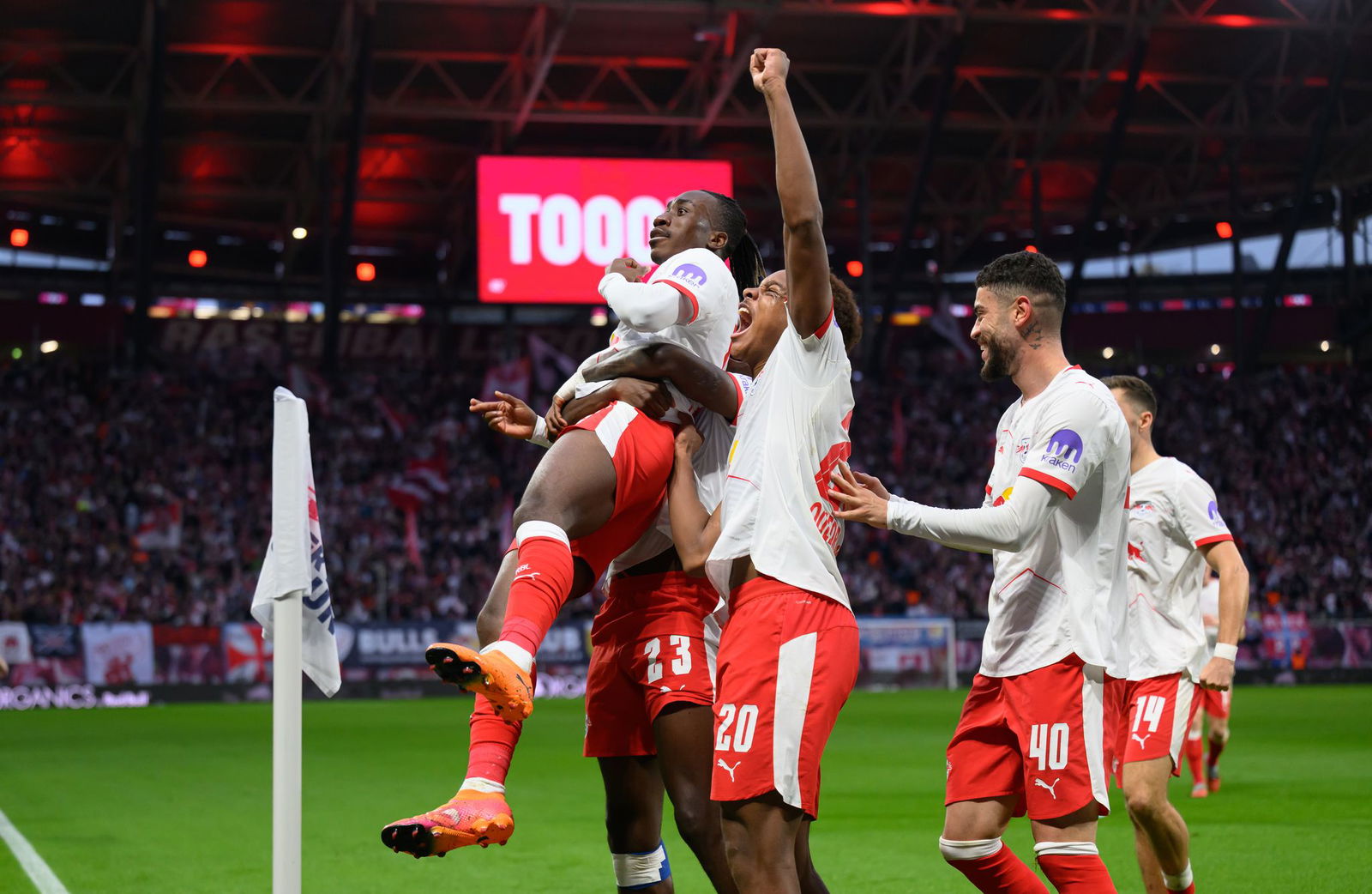 Yan Diomande (l-r), Castello Lukeba, Assan Ouédraogo und Romulo jubeln nach dem 1:0.
