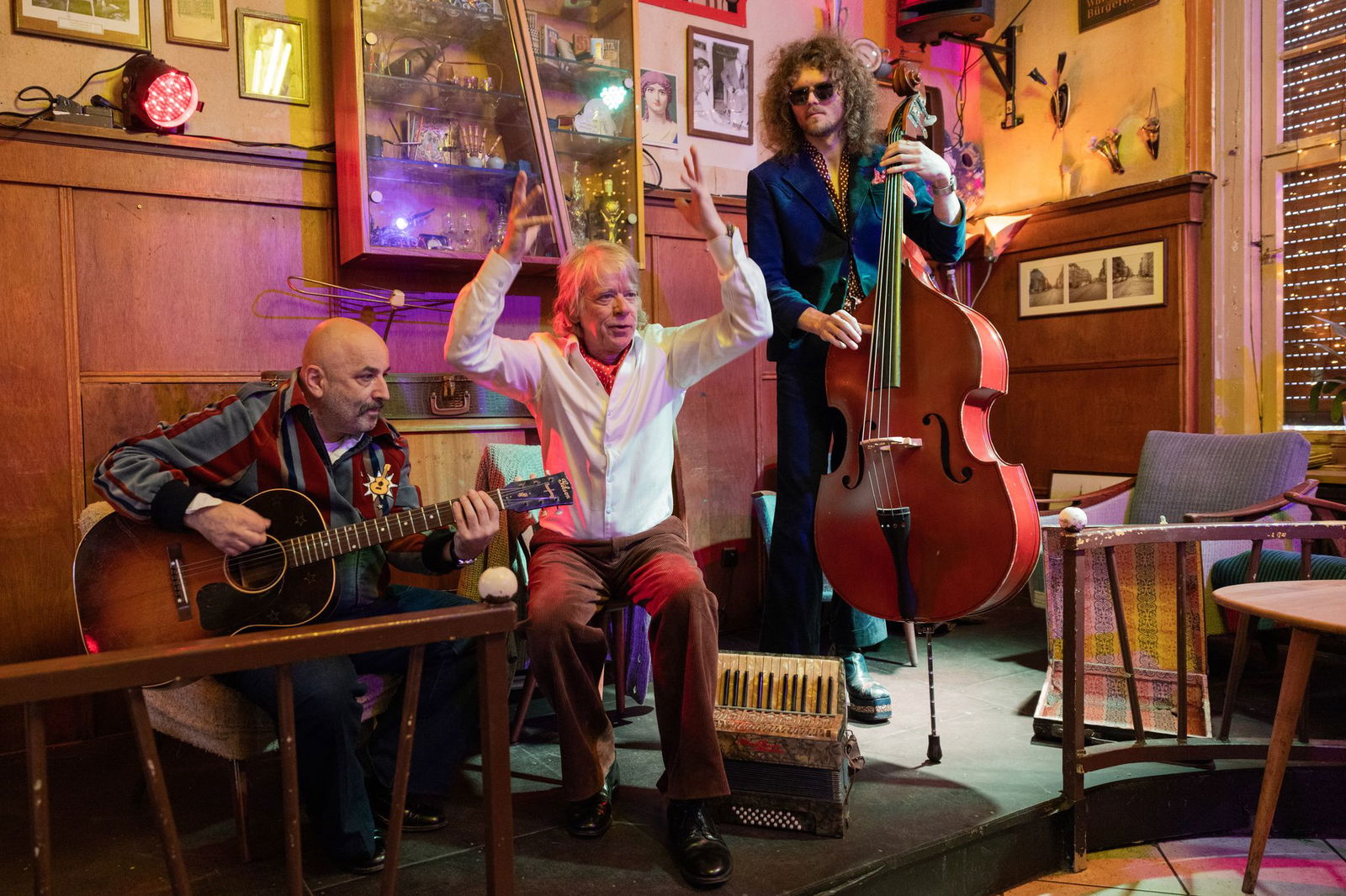 Nur mit Gitarrist und Bassist steht Schneider ab 2026 wieder auf der Bühne. Er selbst wechselt zwischen verschiedenen Instrumenten. 