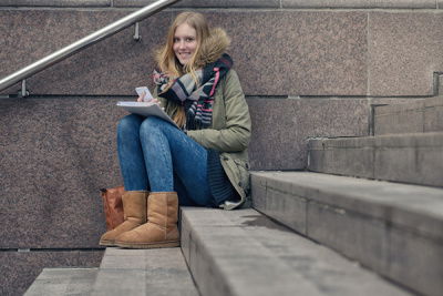 Mädchen sitzt auf der Treppe 