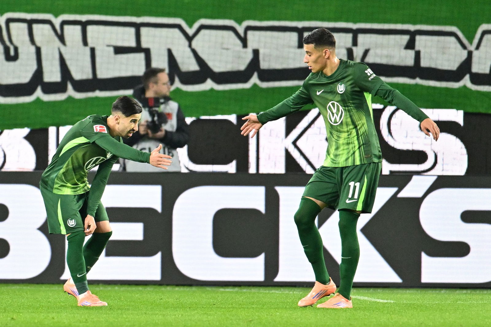 Wolfsburger Torjubel: Adam Daghim (r) und der Torschütze Mohammed Amoura. 