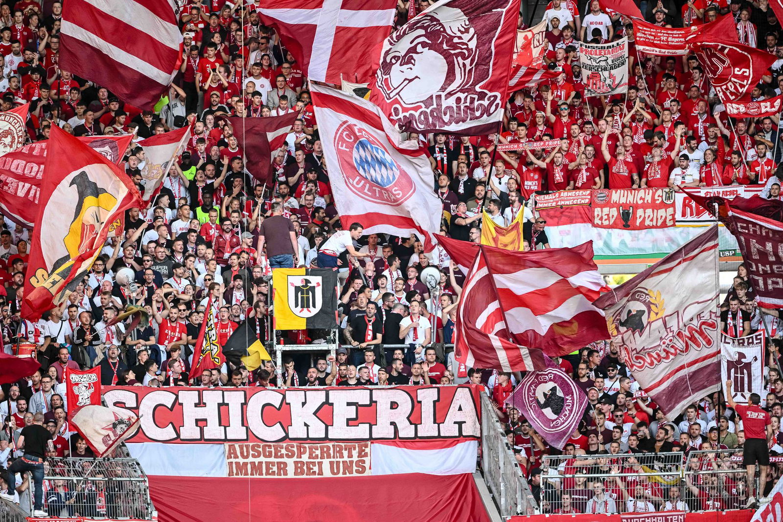 Der FC Bayern hat den Umgang mit einem Teil seiner Fans beim Spiel in Paris beklagt. (Archivfoto) 