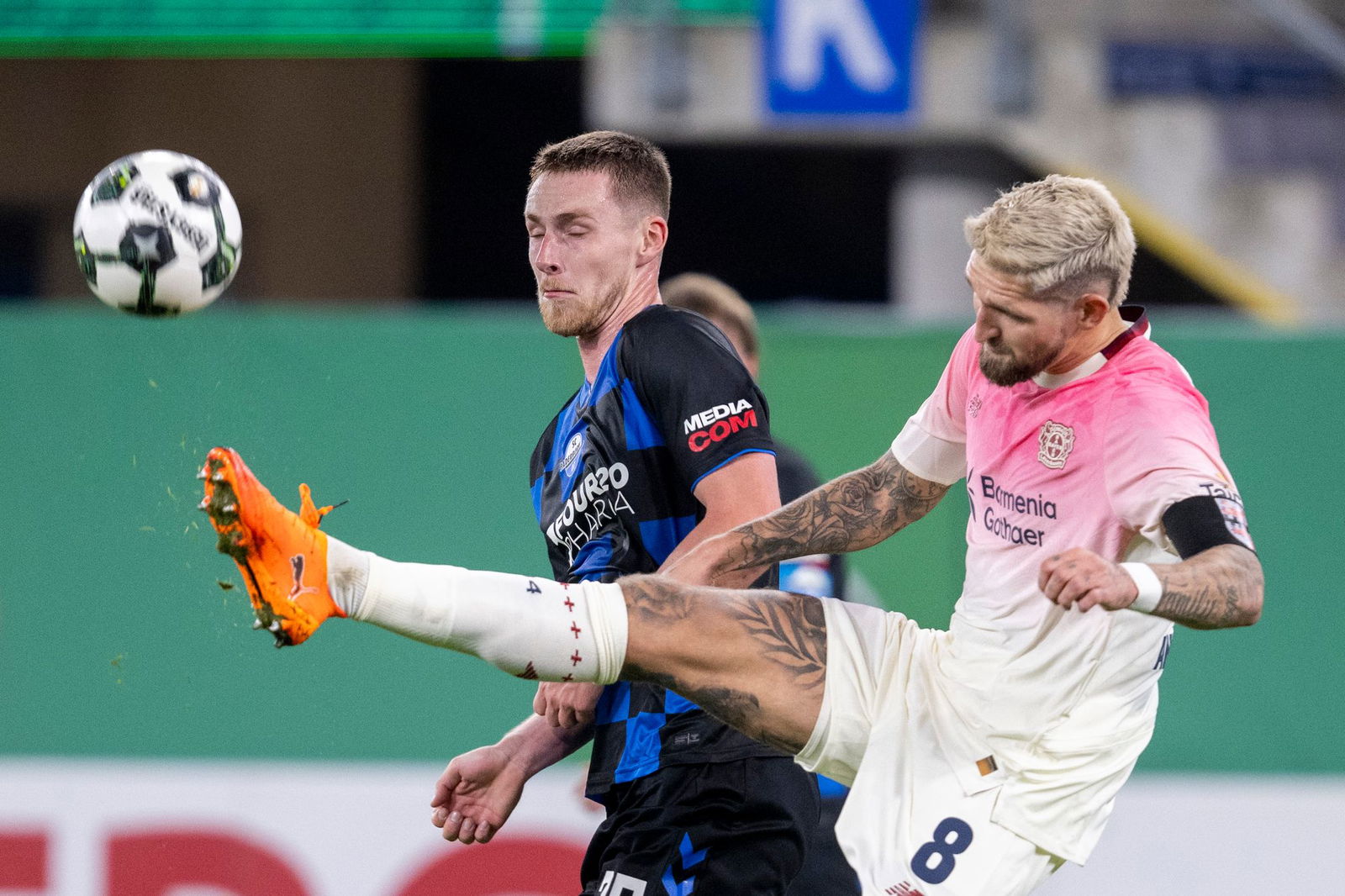 Zweikampfstark: Bayer-Kapitän Robert Andrich (r). (Archivbild)