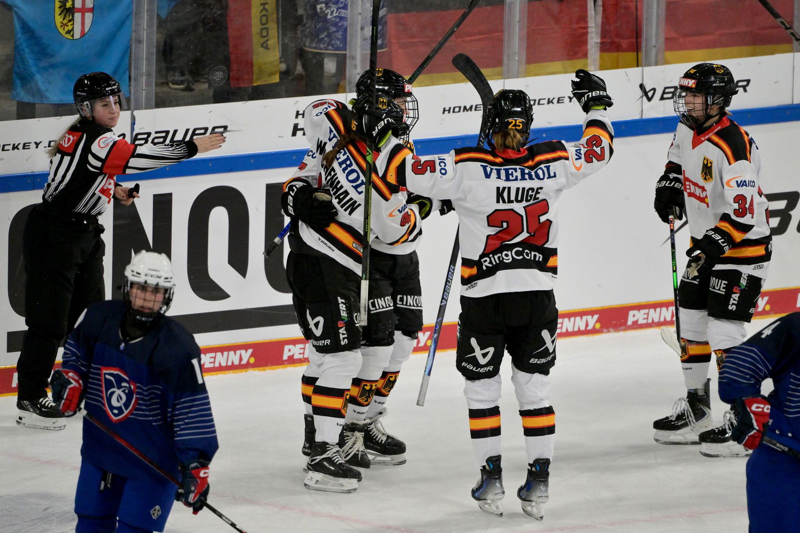 Deutschlands Spielerinnen bejubeln das Führungstor 