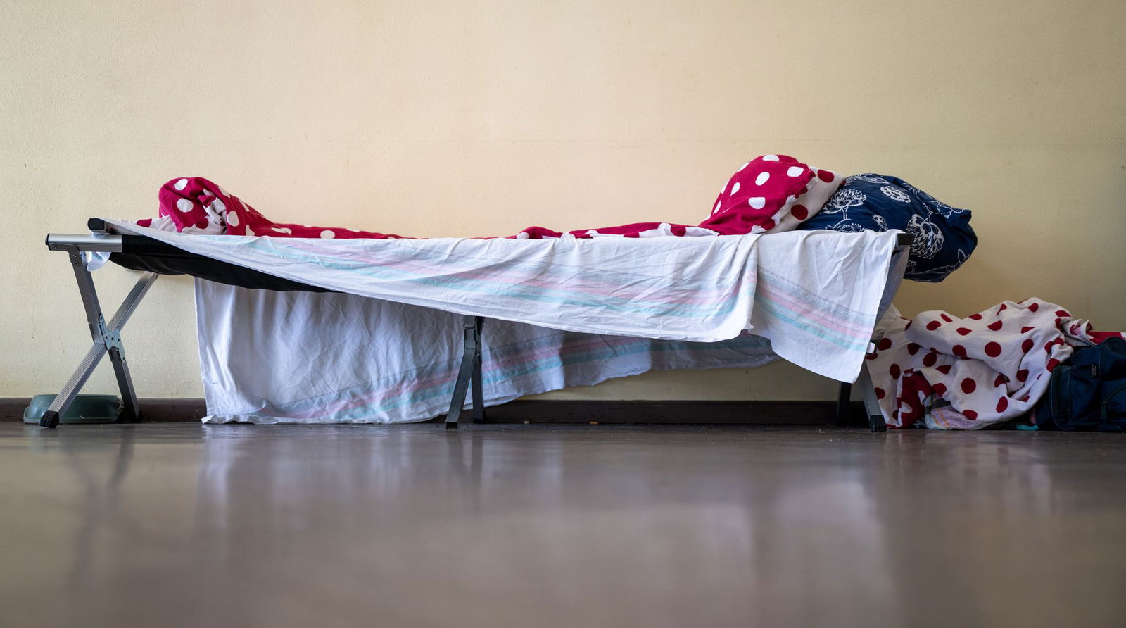 Bett einer Kältehilfe-Notübernachtung in Berlin. (Archivbild)