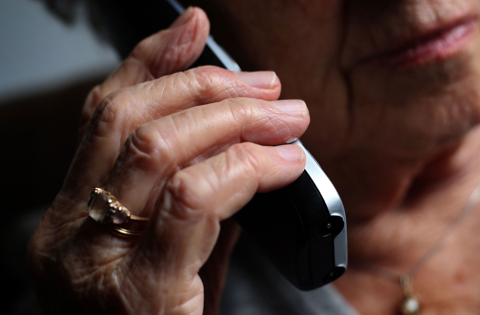 Ein falscher Staatsanwalt forderte die Seniorin am Telefon auf, eine Kaution zu zahlen. (Symbolbild)