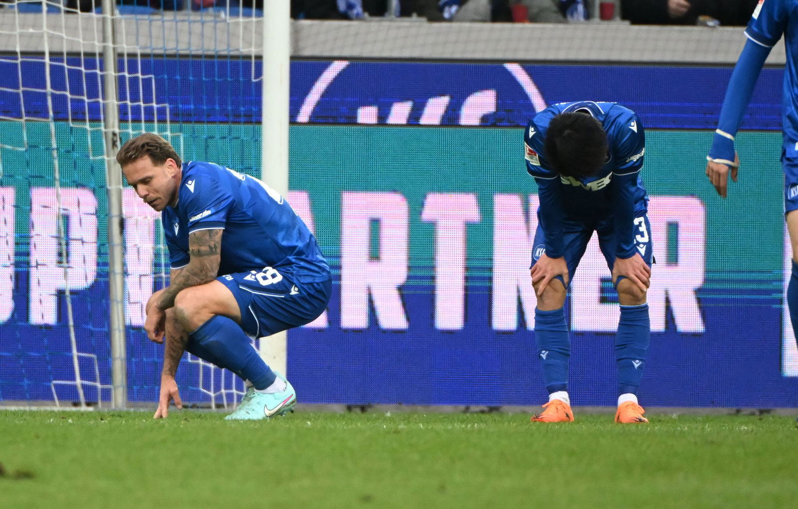Enttäuscht sinkt Marcel Franke (l) in die Knie - der Verteidiger verschuldete das erste Gegentor. 
