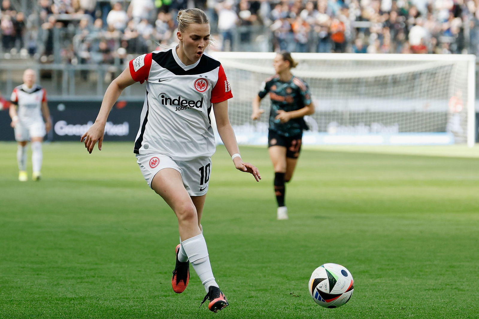 Traf zum wichtigen 1:0: Laura Freigang. (Archivbild)