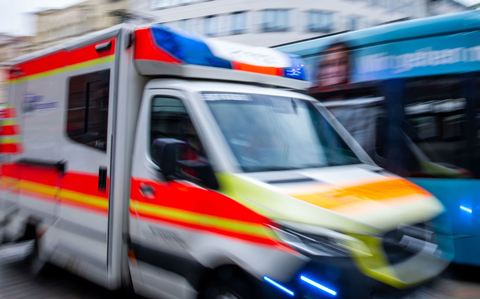Bei Trier kollabiert ein Busfahrer am Steuer, ein Fahrgast greift beherzt ein. (Symbolbild)