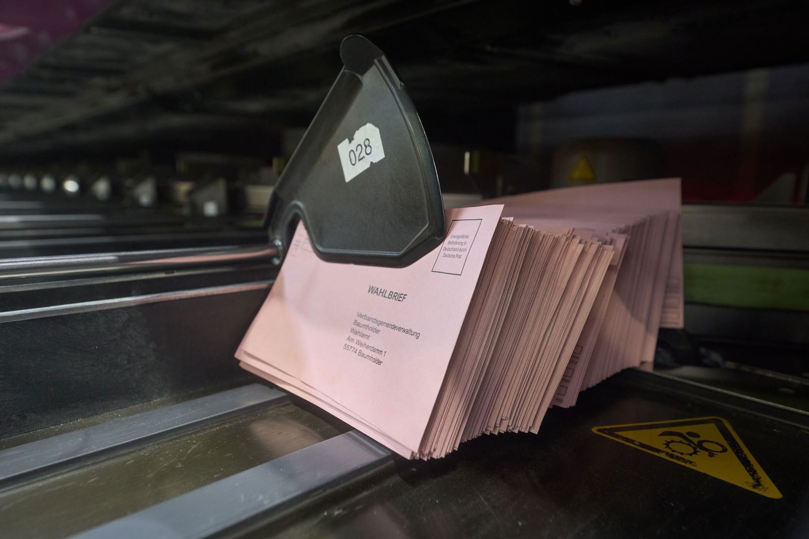 Bei dem Testlauf wurde geprüft, ob die roten Wahlbriefe automatisch sortiert werden können.