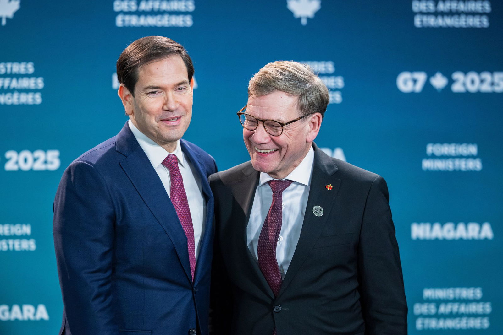 Beim Familienfoto des Außenministertreffens der G7-Runde wirtschaftsstarker Demokratien zeigen sich Außenminister Johann Wadephul (r., CDU) und sein US-Kollege Marco Rubio gut gelaunt.