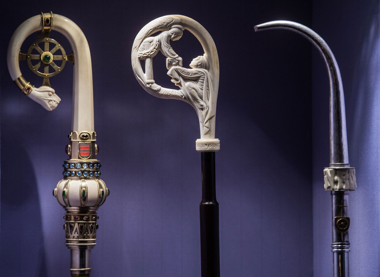 Der Bischofsstab gehört zu den Amts- und Ehrenzeichen eines Weihbischofs. (Symbolbild)