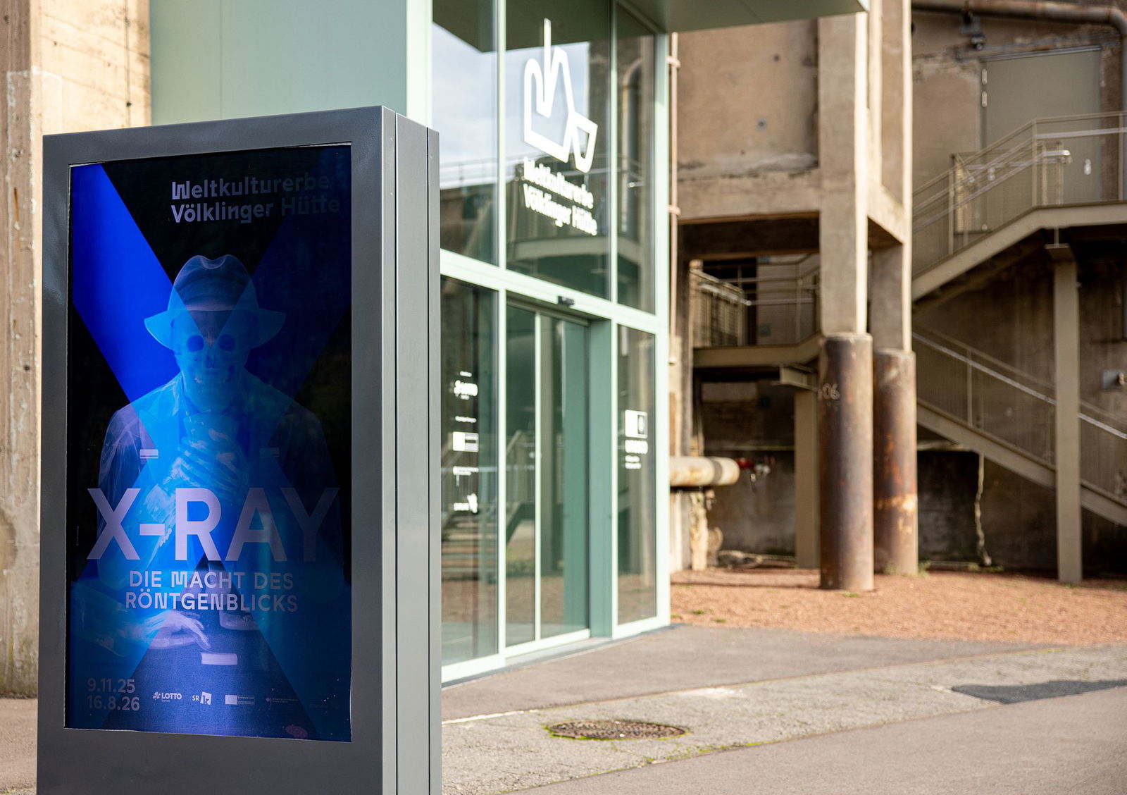 Ein Plakat wirbt für die Ausstellung in der Völklinger Hütte.