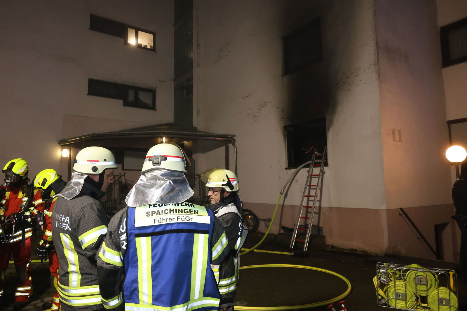 Bei dem Brand am Abend gab es mehrere Verletzte. 