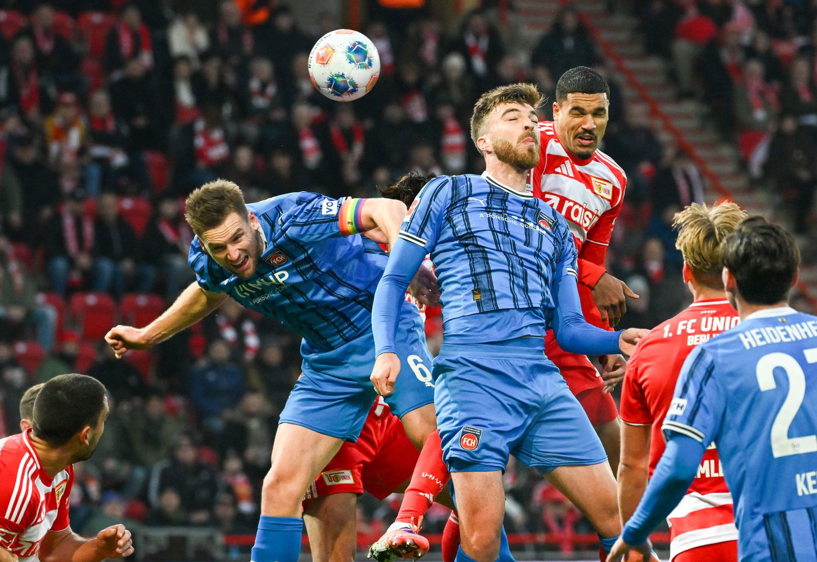 Kampf prägte die Partie. Heidenheims Marvin Pieringer (l) und Niklas Dorsch stoppen Unions Danilho Doekhi.