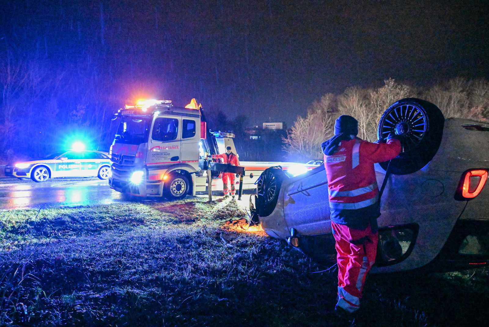 Auf spiegelglatter Fahrbahn überschlägt sich auf der B19 bei Aalen ein Auto, die Fahrerin bleibt unverletzt.