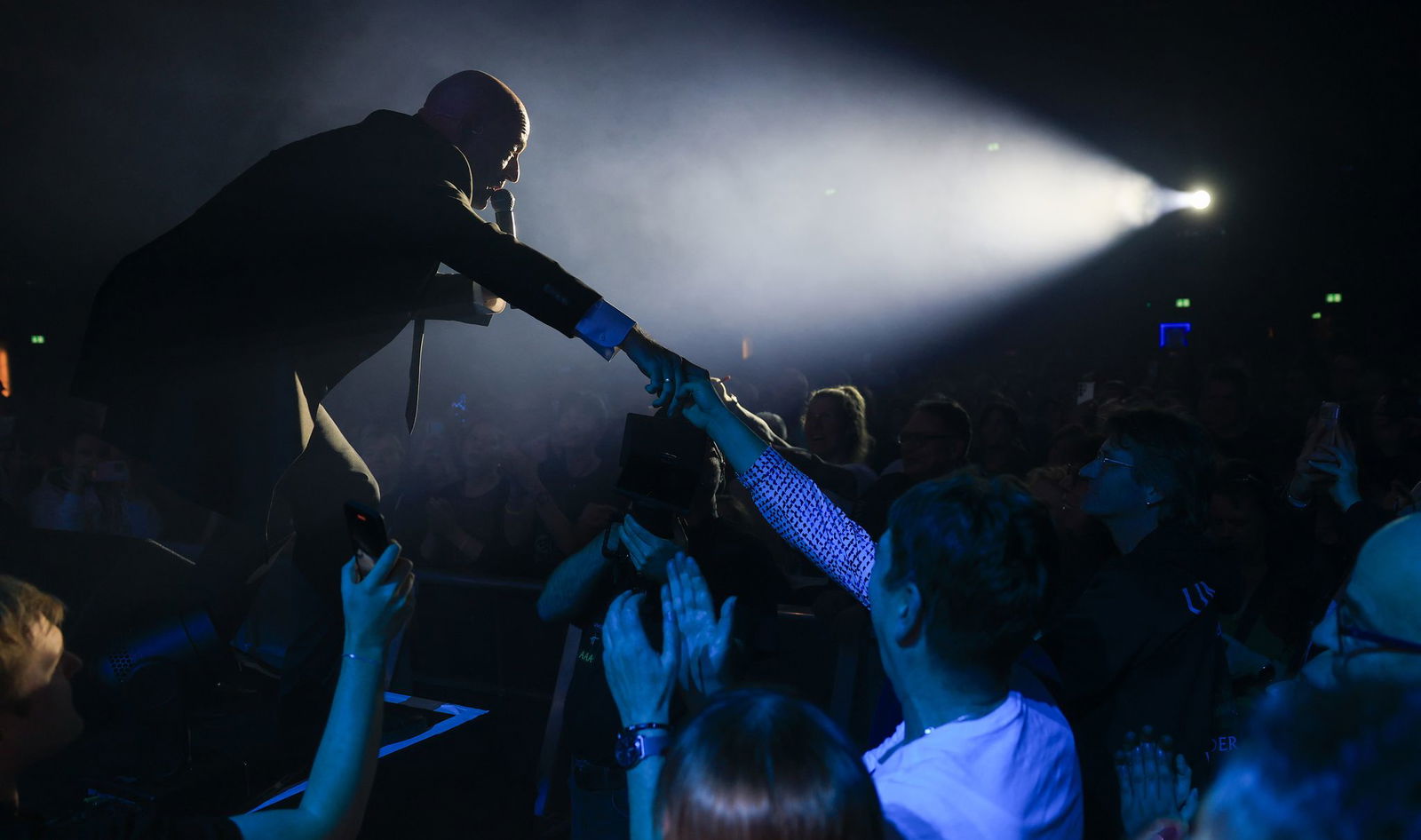 Beim ersten Konzert in Leipzig stürzte der Graf kopfüber von der Bühne. 