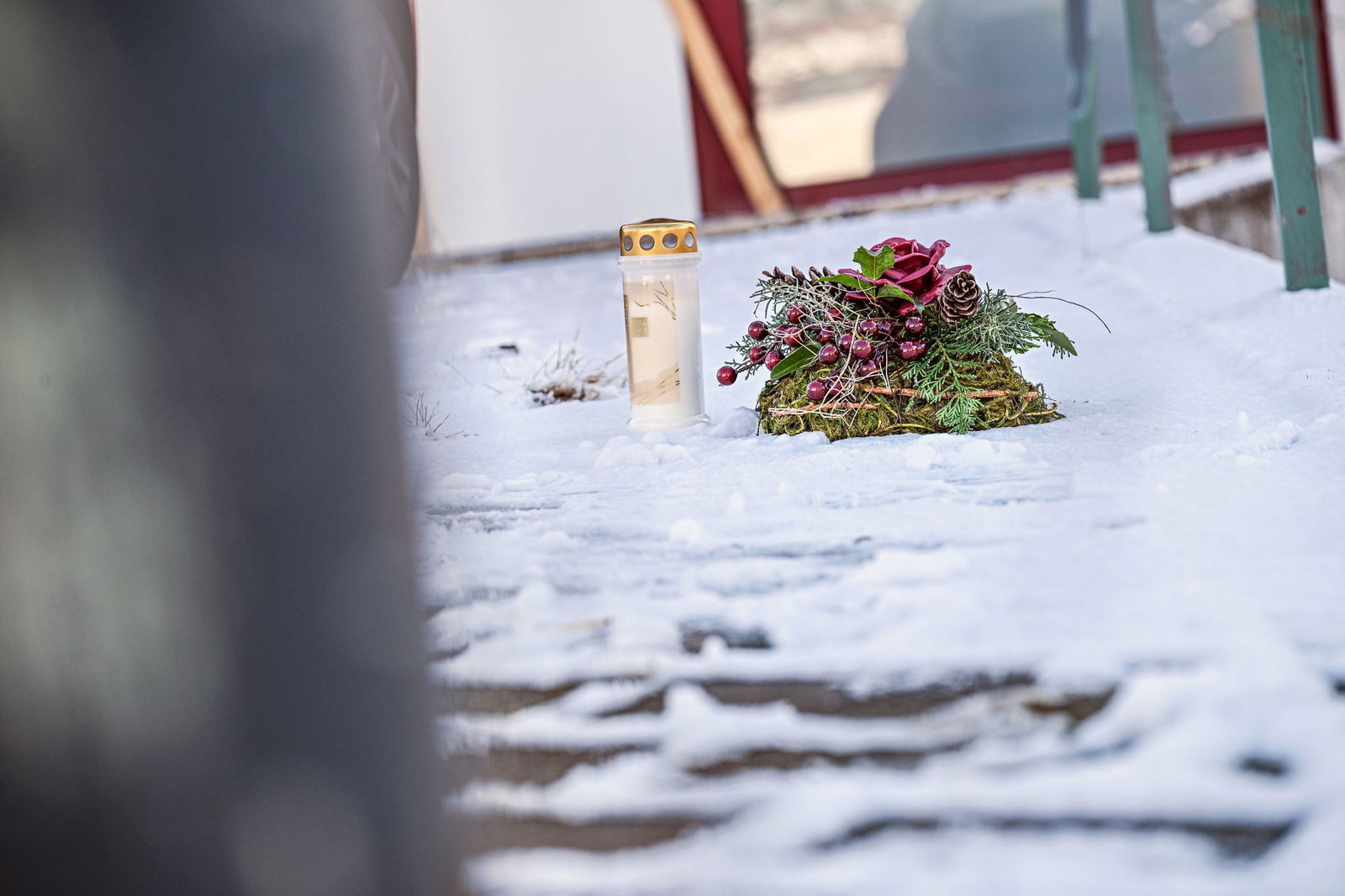 Am Fundort der Leichen der beiden Söhne wurden eine Kerze und ein Kranz abgelegt.